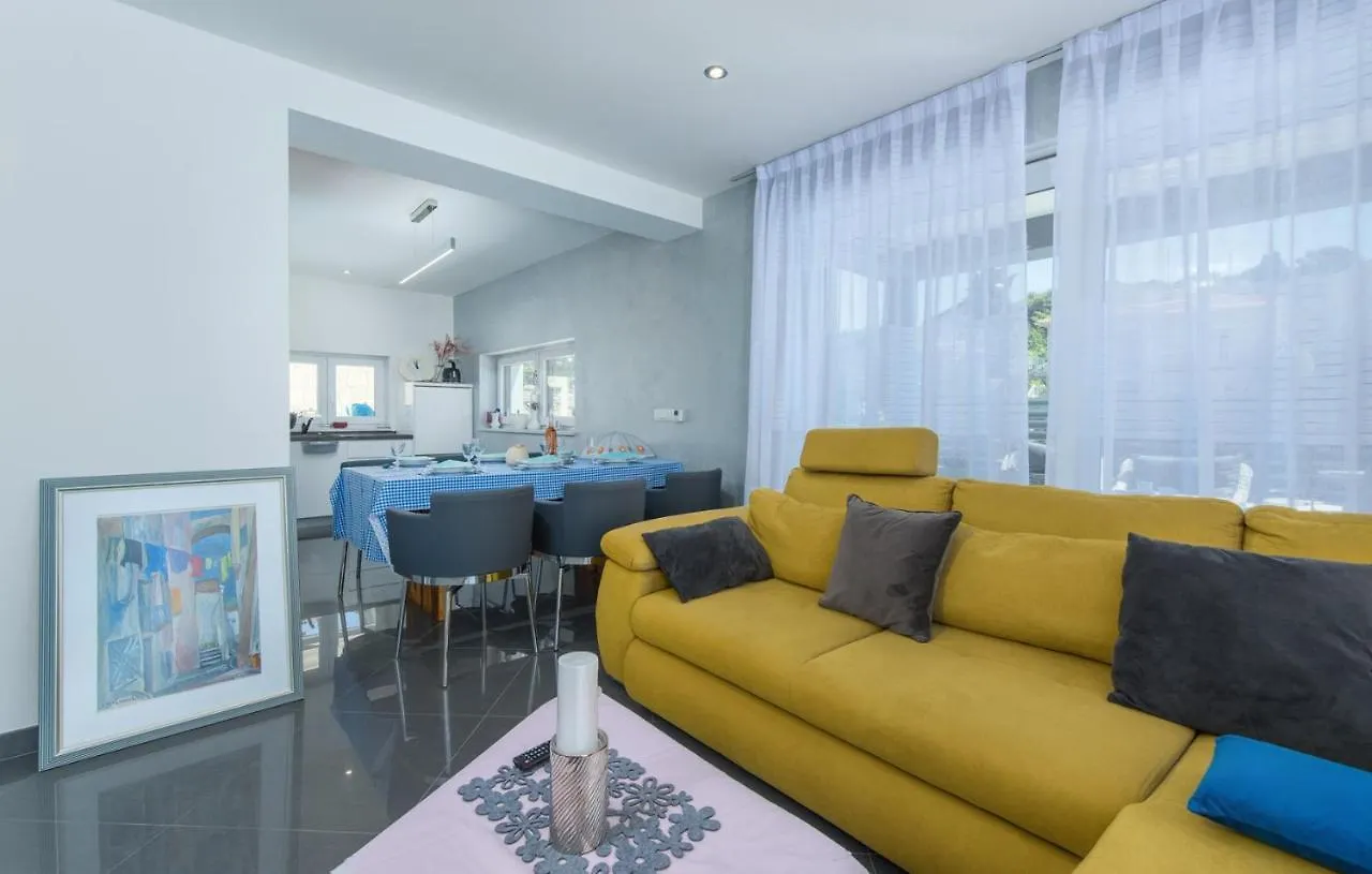 Guest house Modern Apartments With Shared Pool Near The Sea Pula