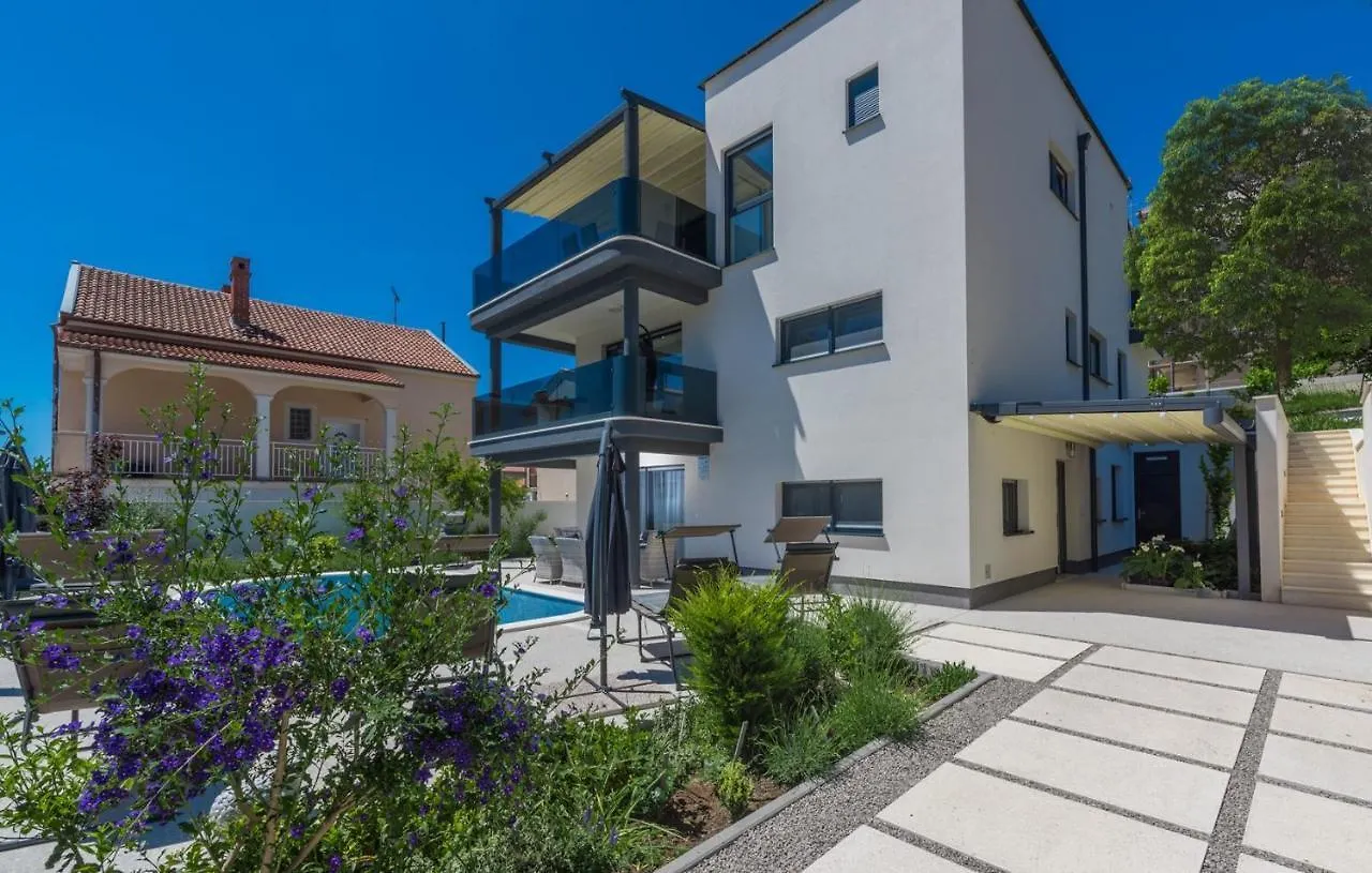 Modern Apartments With Shared Pool Near The Sea Pula