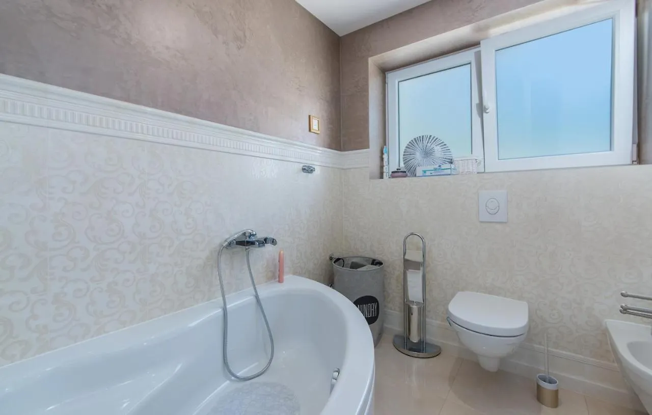 Guest house Modern Apartments With Shared Pool Near The Sea Pula