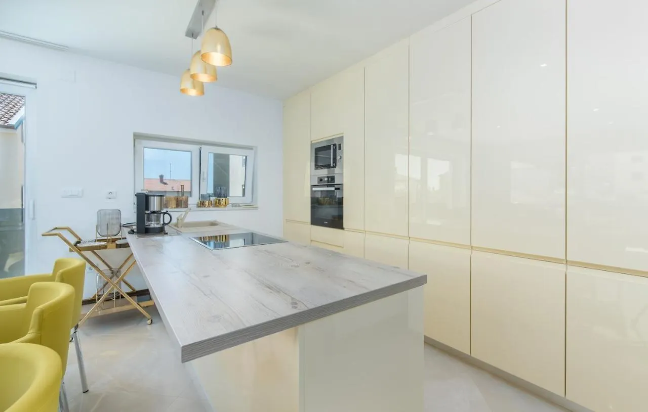 Modern Apartments With Shared Pool Near The Sea Pula Croatia