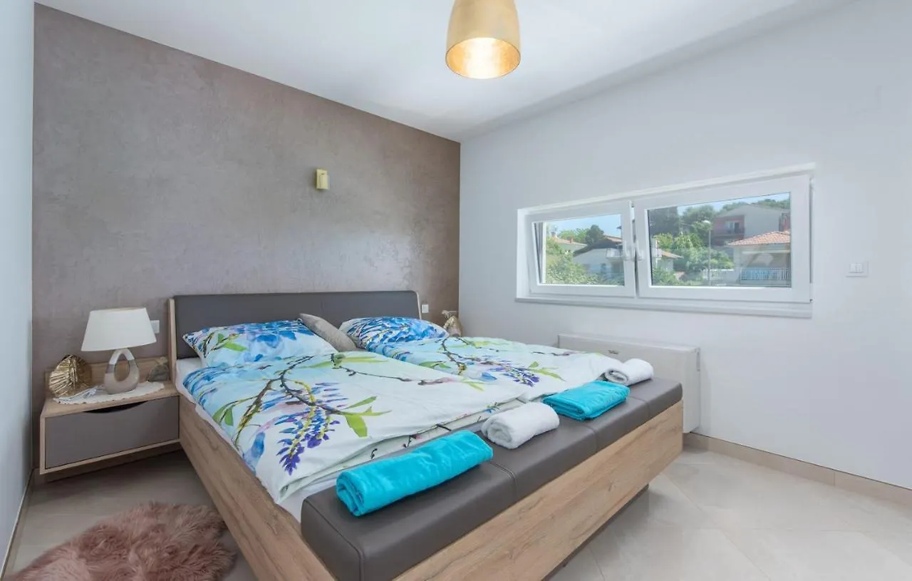 Modern Apartments With Shared Pool Near The Sea Pula
