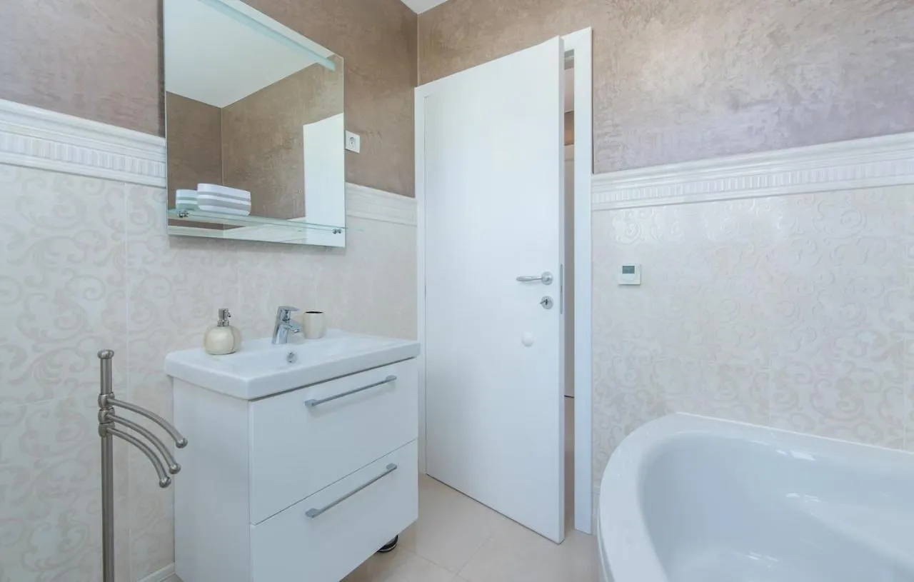 Modern Apartments With Shared Pool Near The Sea Pula