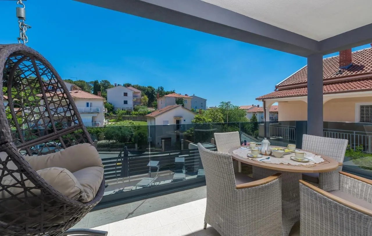 Modern Apartments With Shared Pool Near The Sea Pula