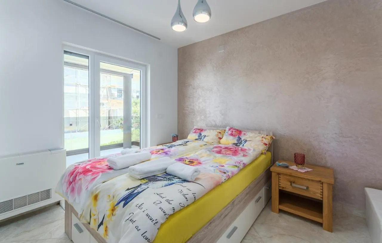 Modern Apartments With Shared Pool Near The Sea Pula 0*,