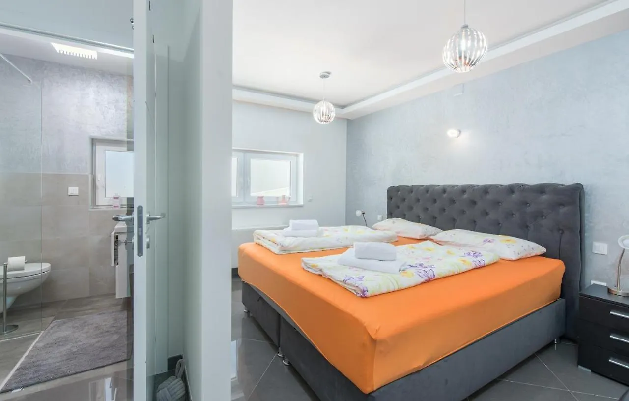 Modern Apartments With Shared Pool Near The Sea Pula