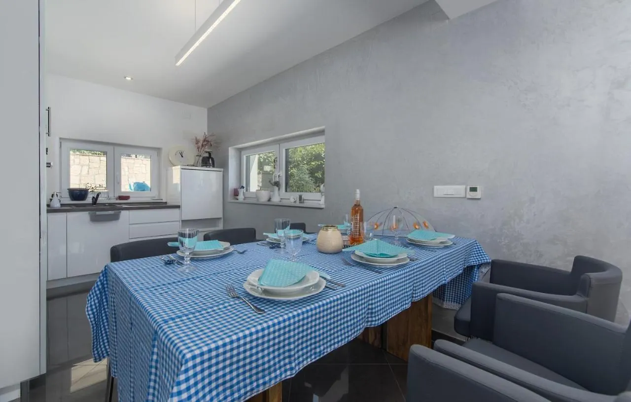 Modern Apartments With Shared Pool Near The Sea Pula Croatia