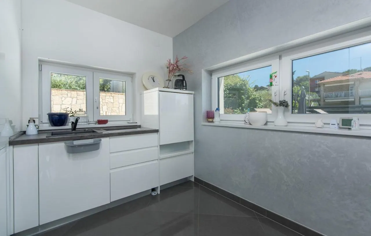 Modern Apartments With Shared Pool Near The Sea Pula 0*,