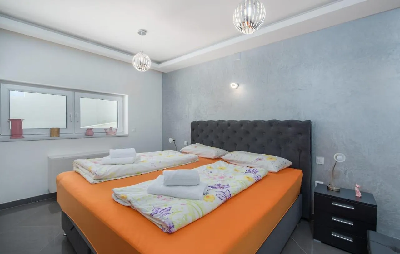 Modern Apartments With Shared Pool Near The Sea Pula