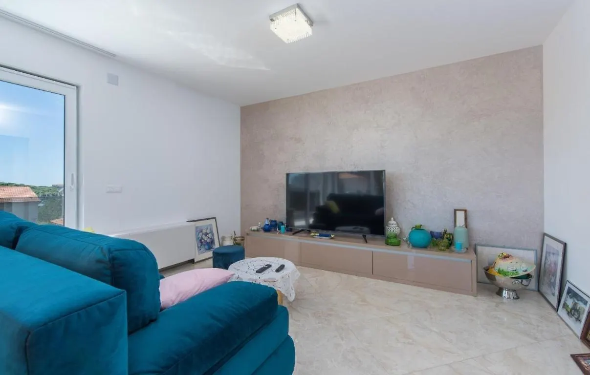 Modern Apartments With Shared Pool Near The Sea Pula Croatia